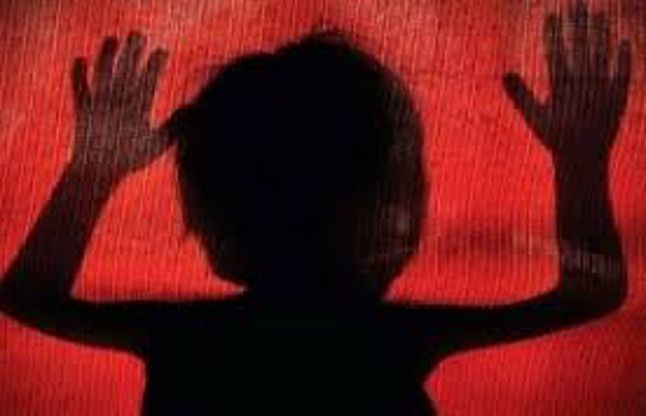 Child raped brutally, accused arrested मासूम बच्ची से गैंगरेप के बाद हत्या, कूंए से मिला शव