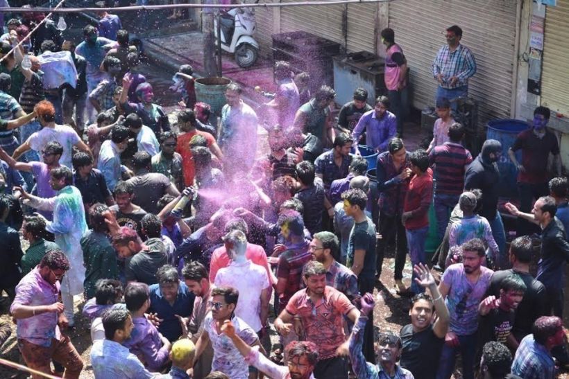 holi ब्रज के रूप में नजर आया आनंदेश्वर मंदिर शिवाला में मुस्लिमों ने खेली फूलों की होली