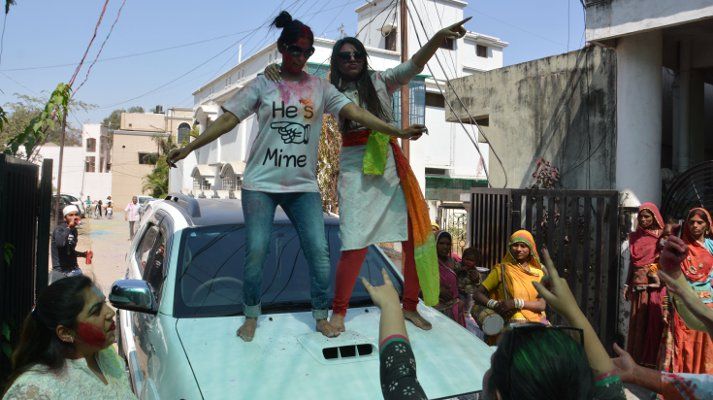 live video festival of colors holi celebration par दिनभर चला होली सेलिब्रेशन, यंगस्टर्स ने किया धमाल