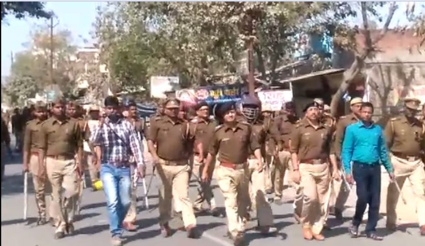 photo होली पर हुड़दंग कर रहे जातिविशेष की दुकान पर युवकों को पुलिस ने हटाया