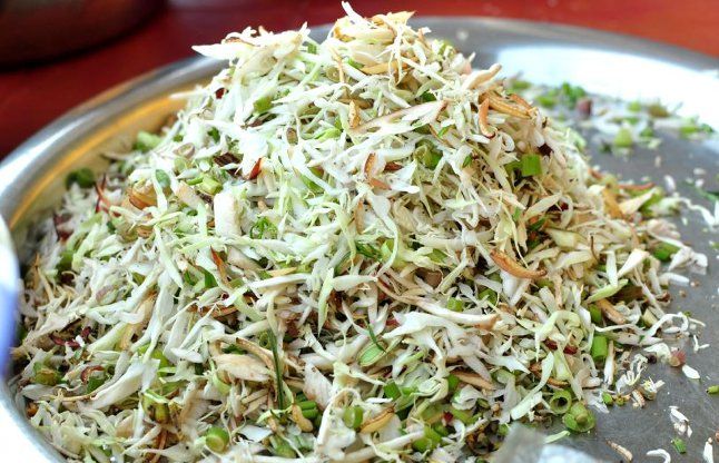 Singju मेहमानों को सर्व करें मणिपुर की फेमस सलाद सिंग्जु