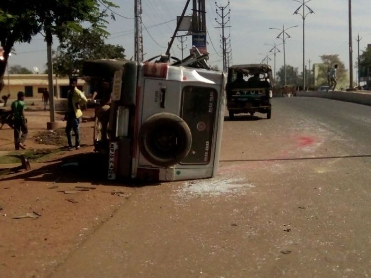 accident पोल से टकराई अचानक बहकी कार, चालक की मौके पर ही मौत