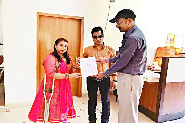 special and unique marriage of disabled MPPSC ने दो दिव्यांग प्रेमियों को मिलाया और बनाया नया रिकॉर्ड!