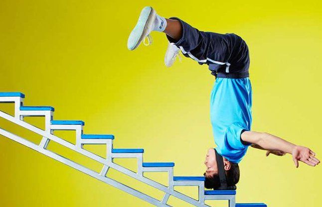 stairs सिर के बल सीढिय़ां चढ़ लेता है यह व्यक्ति