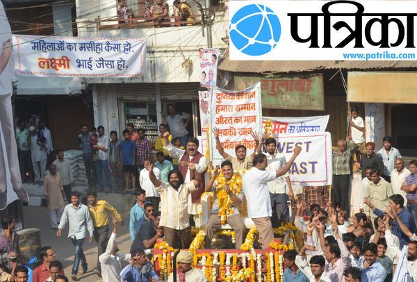 Exclusive picture of Akshey kumar Sttarr Film Padm ट्रैक्टर पर सवार होकर एमपी की सड़कों पर क्यों निकले अक्षय