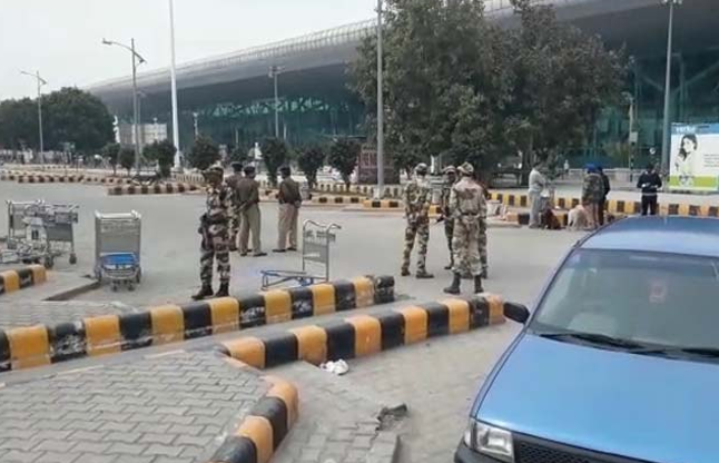 amritser airport security alert अमृतसर हवाईअड्डे पर लावारिस ब्रीफकेस मिलने से अफरा तफरी
