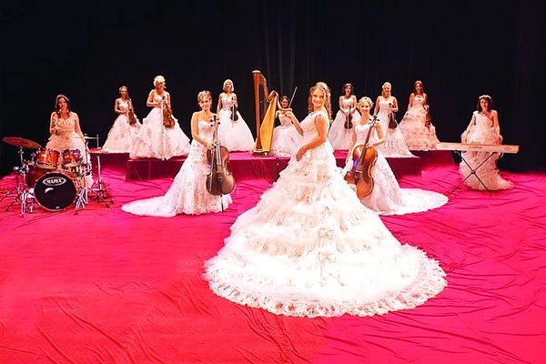 russian band for indian marriage इंदौर की वेडिंग में अब यूरोप का टच, रशियन बैंड दे रहे प्रस्तुति