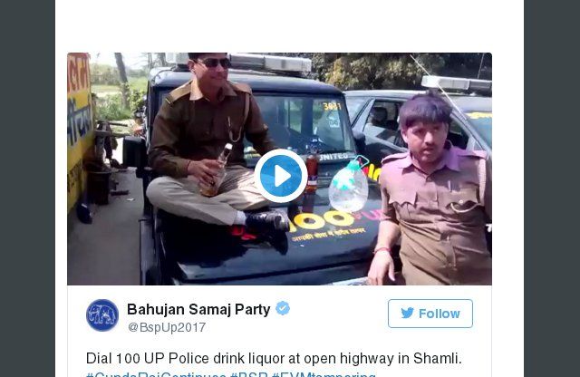 Police drinking in public यूपी पुलिस ने खुले आम छलाकाए जाम, नशे में चूर पुलिसकर्मियों का वीडियो वायरल