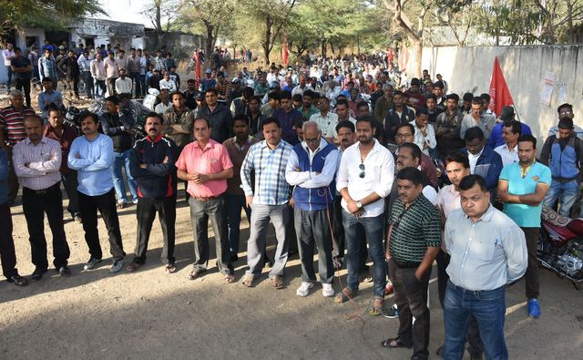 ratlam railway news रेलवे में खुद पर आई तो किया प्रदर्शन