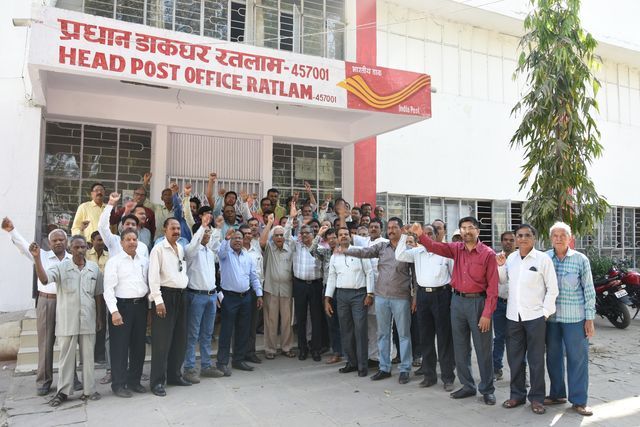 Central employees Sloganeously Offices Locks in केंद्रीय कर्मचारियों ने नारेबाजी कर कार्यालयों में लगाए ताले