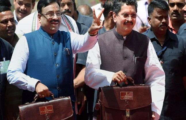 Maharashtra budget 2017 महाराष्ट्र बजट : वित्त मंत्री ने विस में पेश किया बजट