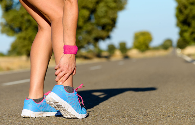 pain in legs इसलिए हो जाते हैं हाथ-पैर सुन्न और होता है दर्द, इस एक उपाय से दूर होगी ये समस्या