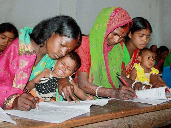 women, women literacy in mp, women literacy rate MP: आज 20 लाख 'निरक्षर' महिलाओं की परीक्षा, पढ़ें ये चौंकाने वाले फैक्ट