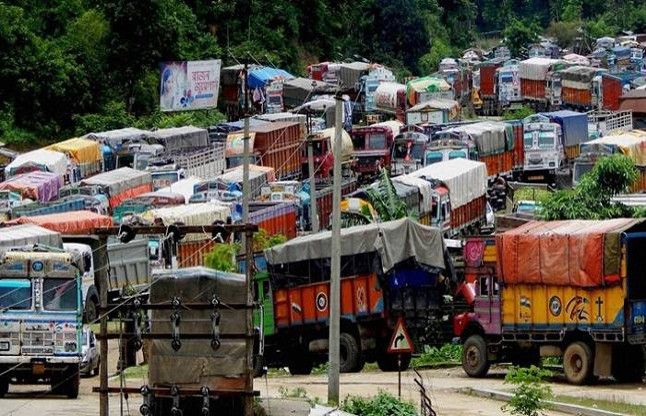 Manipur Economic Blockade मणिपुर : रविवार मध्यरात्रि से हटेगी आर्थिक नाकेबंदी