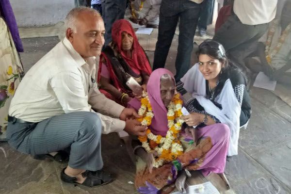 zumabai gave the examination खुद पढ़ सकें भजन-आरती इसलिए 100 साल की उम्र में कर रही पढ़ाई