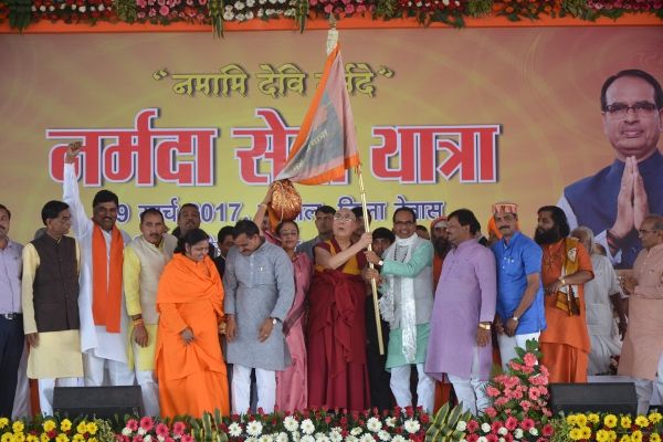 narmada seva yatra 12वीं में 75% अंक लाएं छात्र और आगे के प्रोफेशनल कोर्सेस की फीस भूल जाएं