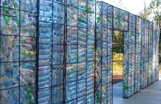 Plastic bottle village इस गांव में लोग बना रहे हैं प्लास्टिक की बोतलों से घर