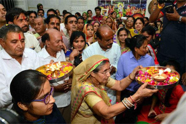 Modi's wife Jashoda Ben - Country 100 Modi needs PM मोदी की पत्नी बोलीं- देश को एक नहीं 100 मोदी की है जरूरत