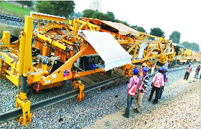 ahmedabad रेल पटरी बिछाने में पहली बार तकनीक का तड़का