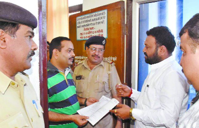 surat प्लेटफॉर्म टिकट दर बढ़ाने का विरोध