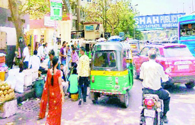 surat रिक्शों की भीड़, एम्बुलेंस को भी नहीं मिलता रास्ता