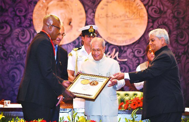 KCK Award महत्वपूर्ण मामलों की दिशा तय करने में पत्रकारिता की बड़ी भूमिका : प्रणब दा
