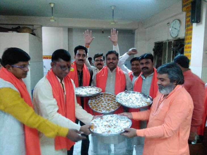Annapurna Temple Celebration on becoming a Yogi CM योगी आदित्यनाथ के CM बनने पर काशी अन्नपूर्णा मंदिर में जश्न