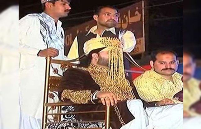 Groom घोड़ी पर नहीं शेर पर सवार होकर अपनी दुल्हन को लेने पहुंचा दूल्हा
