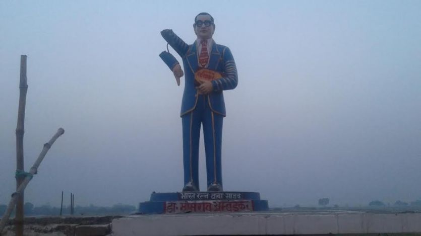 broken आजमगढ़ में अराजक तत्वों ने तोड़ी अंबेडकर प्रतिमा, भड़के ग्रामीण