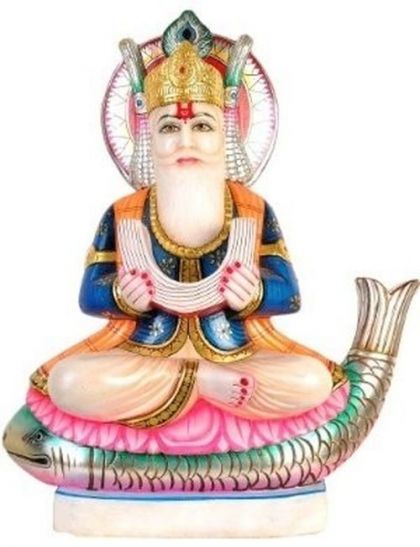 A huge statue of God Jhulelal was being brought fr अकोला से भगवान झूलेलाल की विशाल प्रतिमा लाई जा रहीं