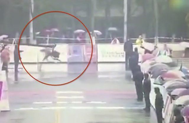 Funny runners video ऐसा हुआ असलियत में कि धावक फिनीश लाइन भूलकर दौड़े बहुत आगे, देखें फनी वीडियो