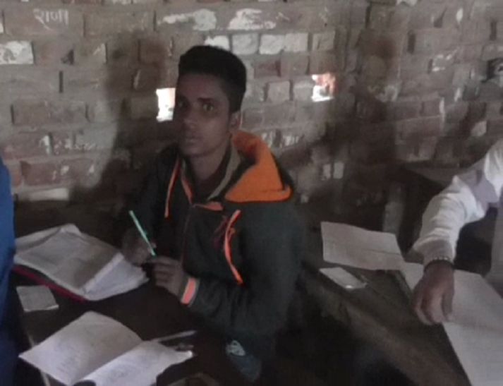 नकलविहीन परीक्षा की खुली पोल, वीडियो में देखें कैसे हो रही बोर्ड परीक्षा में बेधड़क नकल