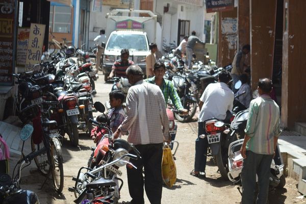 Vehicles on the road in the streets of Badwani cit बड़वानी शहर के गली में रोड पर खड़े होते हैं वाहन