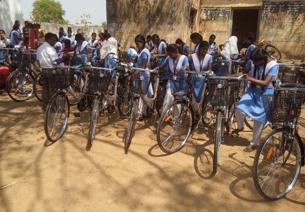 Saraswati Yojana's trouble for cyclists सरस्वती योजना की साइकिल छात्राओं के लिए बनी परेशानी