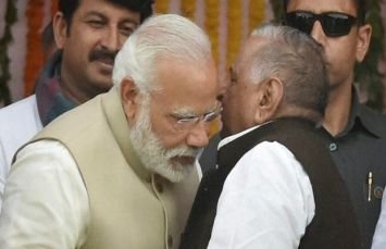 mulayam singh yadav whispered in pm narendra modi mulayam singh yadav whispered in pm narendra modi