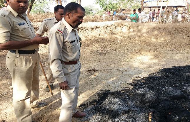 Half burned dead body of the youth found, sensatio सन्न रह गए लोग जब जलते पैरावट के बीच दिखी युवक की अधजली लाश