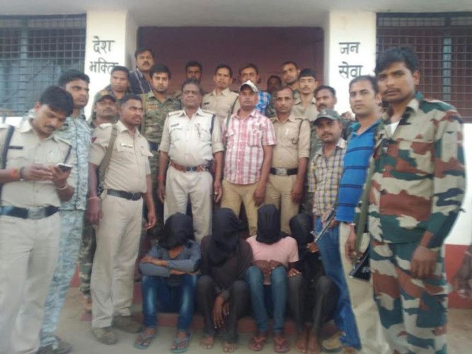 chitrakoot यूपी-एमपी सीमा पर चार डकैतों को पुलिस ने किया गिरफ्तार, असलहे बरामद