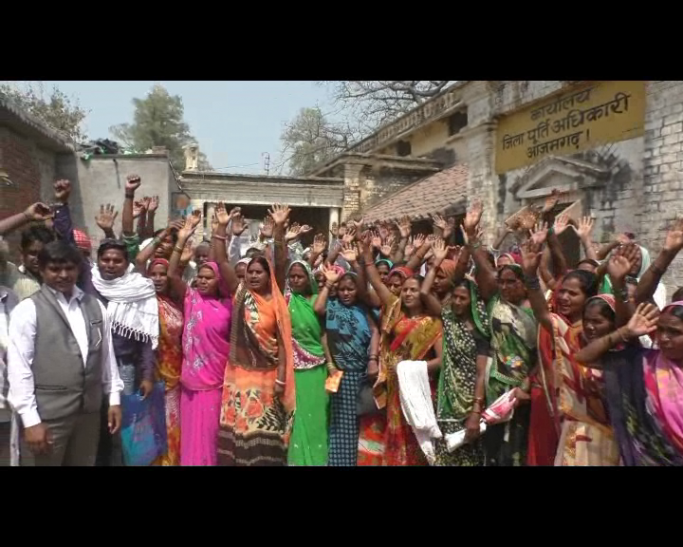 women protest, आखिर क्यों आजमगढ़ में सैकड़ों महिलाएं उतरीं सड़क पर