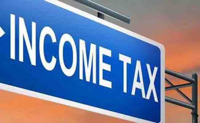 Income tax आईटी की कार्रवाई के बाद मची खलबली, दफ्तर में धन कुबेर की हलचल बढ़ी
