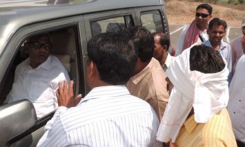 Khargone After the meeting, the officers surrounde Khargone After the meeting, the officers surrounde