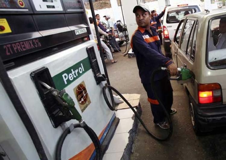 Petrol पेट्रोल, 3.77 रुपए प्रति लीटर और डीजल 2.91 रुपए प्रति लीटर हुआ सस्ता