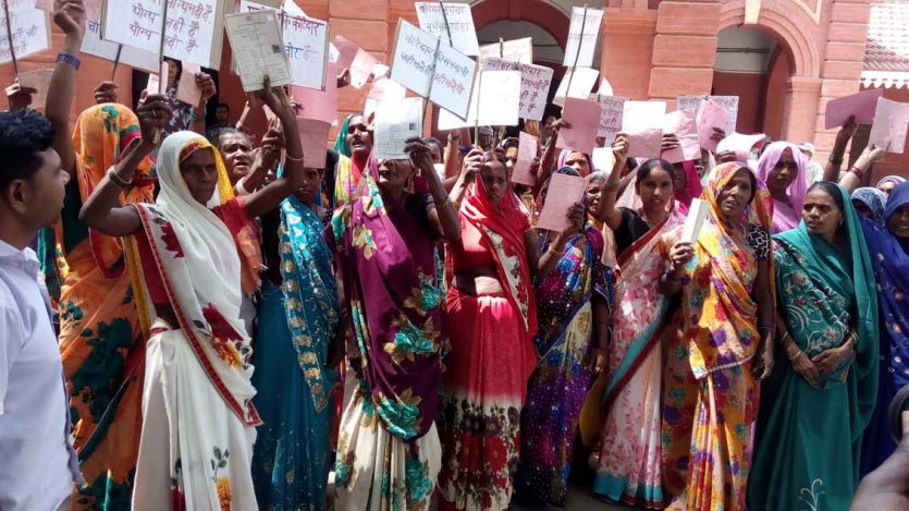ग्रामीणों ने किया प्रदर्शन, अनशन की दी चेतावनी