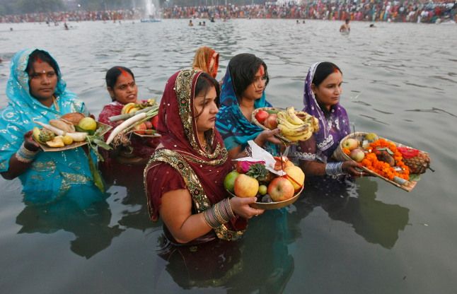 how to celebrate chhath puja बिहार में सूर्योपासना का महापर्व चैती छठ शुरू, लाखों श्रद्धालुओं ने किया स्नान