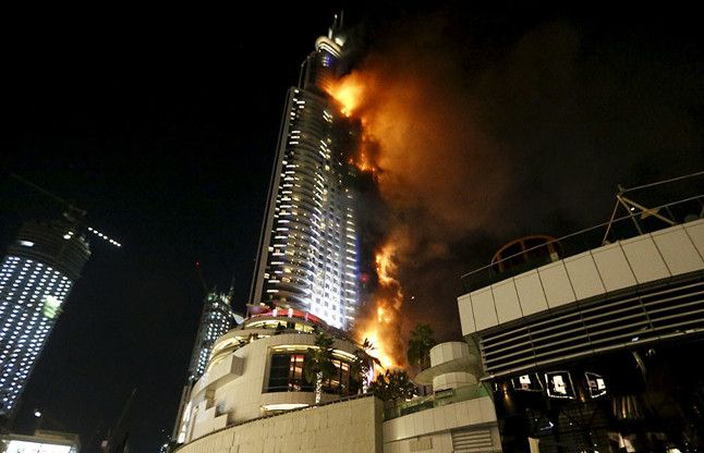 Fire near Burj Khalifa दुबई में बुर्ज खलीफा के पास इमारत में आग