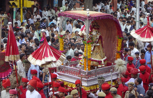 jaipur gangaur 137 साल से एक ही परिधान पहन रही है हमारी गणगौर