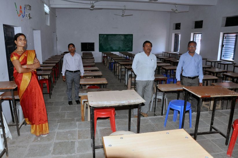 exam कक्ष में प्रवेश के पूर्व तलाशी लेने पर परीक्षार्थियों ने किया परीक्षा का बहिष्कार