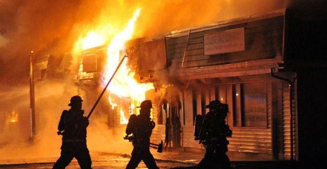 Wine Shop Burnt जौनपुर में हिंसक हुआ शराबबंदी प्रदर्शन, शराब की दुकान को लगाई आग और...