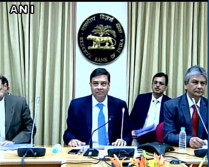 Urjit Patel raises the revised repo rate, inflatio ऊर्जित पटेल ने बढ़ाई रिवर्स रेपो रेट, महंगाई बढ़ने के आसार