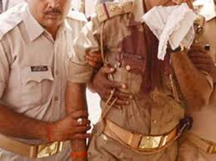 Violence in Jaunpur जौनपुर बवाल में SDM घायल, आगजनी-पथराव के बाद पुलिस को करनी पड़ी हवाई फायरिंग