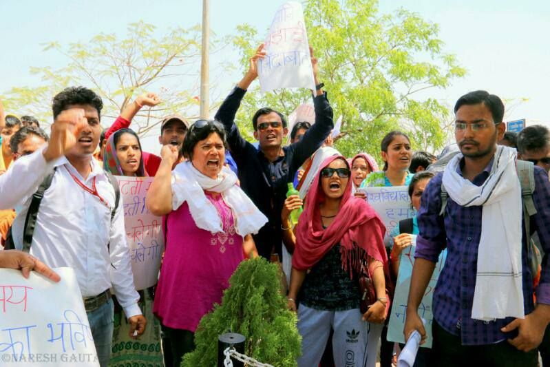 protest against ugc वर्धा यूनिवर्सिटी में स्टूडेंट्स ने फूंका UGC का पुतला, सीट कटौती के फैसले से हैं नाराज